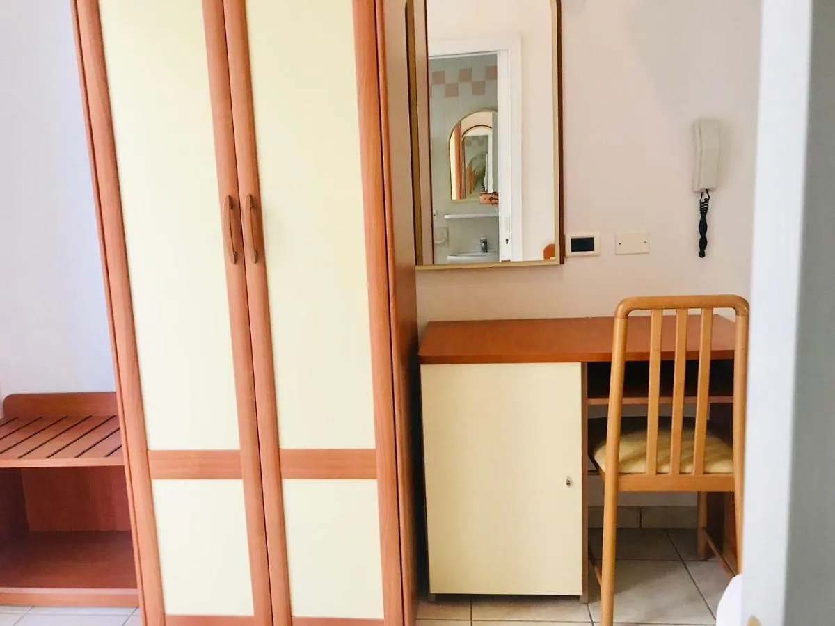 ***  Hotel Adria Beach Римини Италия